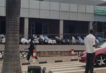 Remera: Mbere yo gusenywa, abasaga 60 bo mu idini ya Islam bakoreye isengesho ku muhanda!