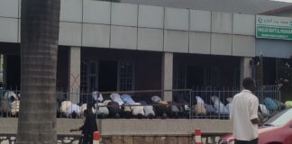 Remera: Mbere yo gusenywa, abasaga 60 bo mu idini ya Islam bakoreye isengesho ku muhanda!