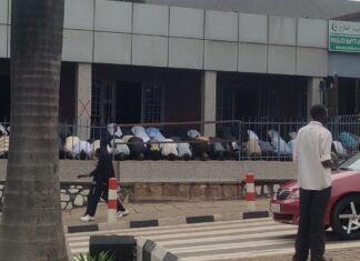 Remera: Mbere yo gusenywa, abasaga 60 bo mu idini ya Islam bakoreye isengesho ku muhanda!